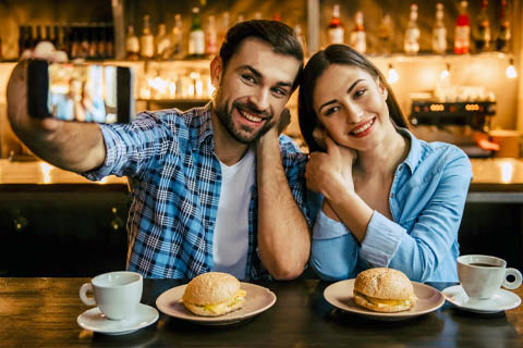 date in café